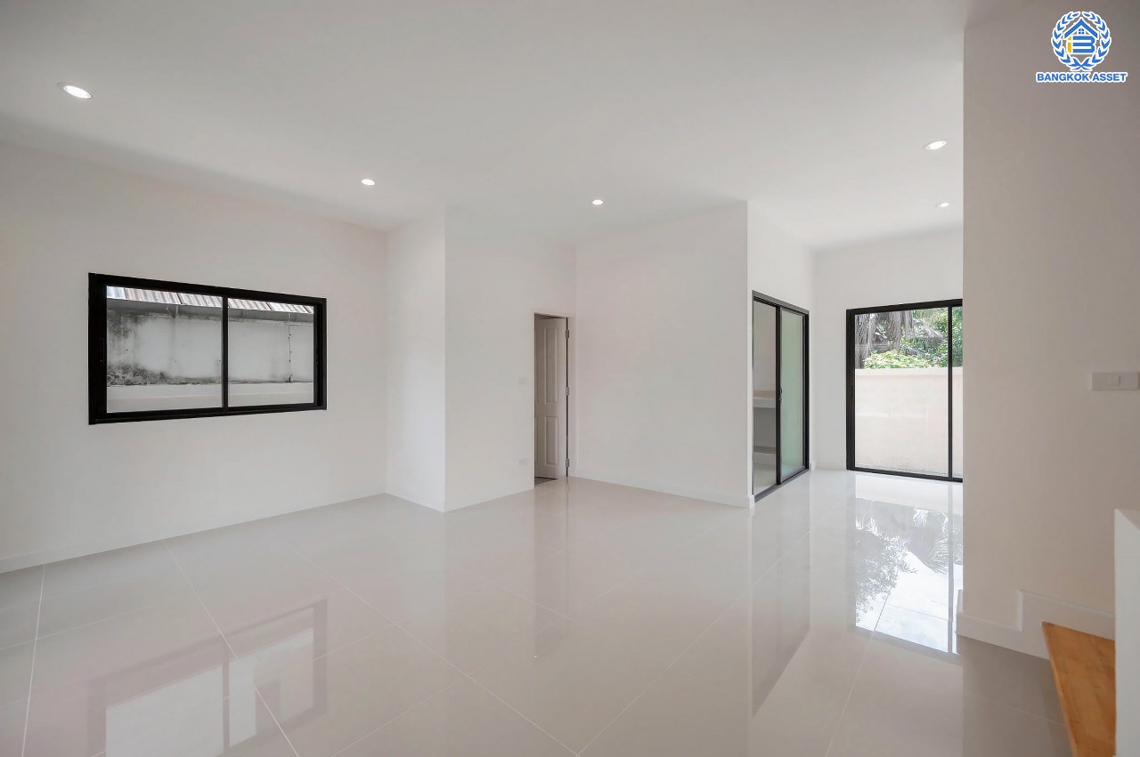 บ้านมือสองตกแต่งใหม่ โครงการ มณธานี บางแค บ้านเดี่ยว 3 ชั้น ดีไซน์หรูหรา เนื้อที่กว้าง 56.40 ตร.ว. พื้นที่ใช้สอย 240 ตร.ม. ฟังก์ชัน 5 ห้องนอน 4 ห้องน้ำ 2 ที่จอดรถ ฟังก์ชันครบตอบทุกไลฟ์สไตล์ บนทำเลศักยภาพ เชื่อมต่อถนนกาญจนาภิเษก ใกล้เดอะมอลล์บางแค ใกล้รถไฟฟ้าสายสีน้ำเงิน "สถานีหลักสอง" และจุดขึ้นทางด่วน "กาญจนาภิเษก"